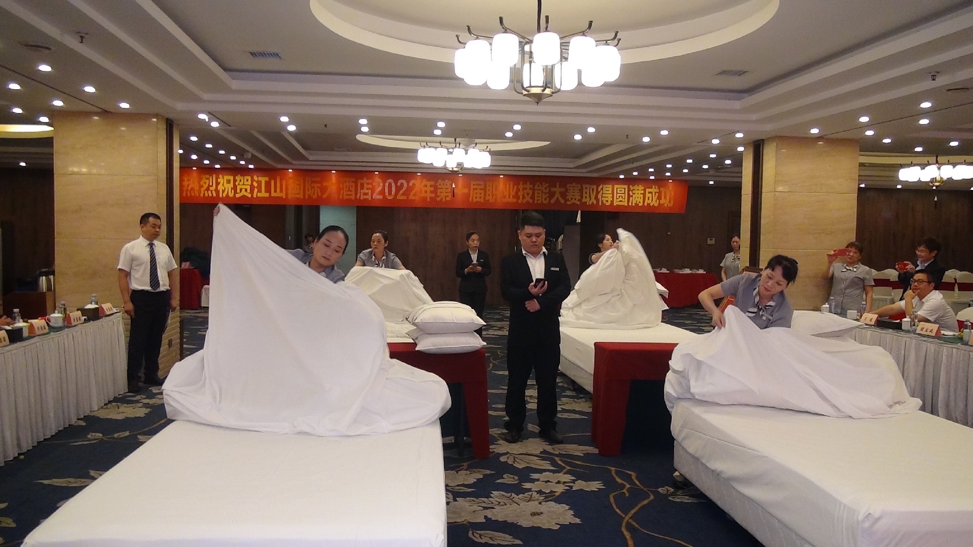 1663826934140586.jpg 铺床.JPG