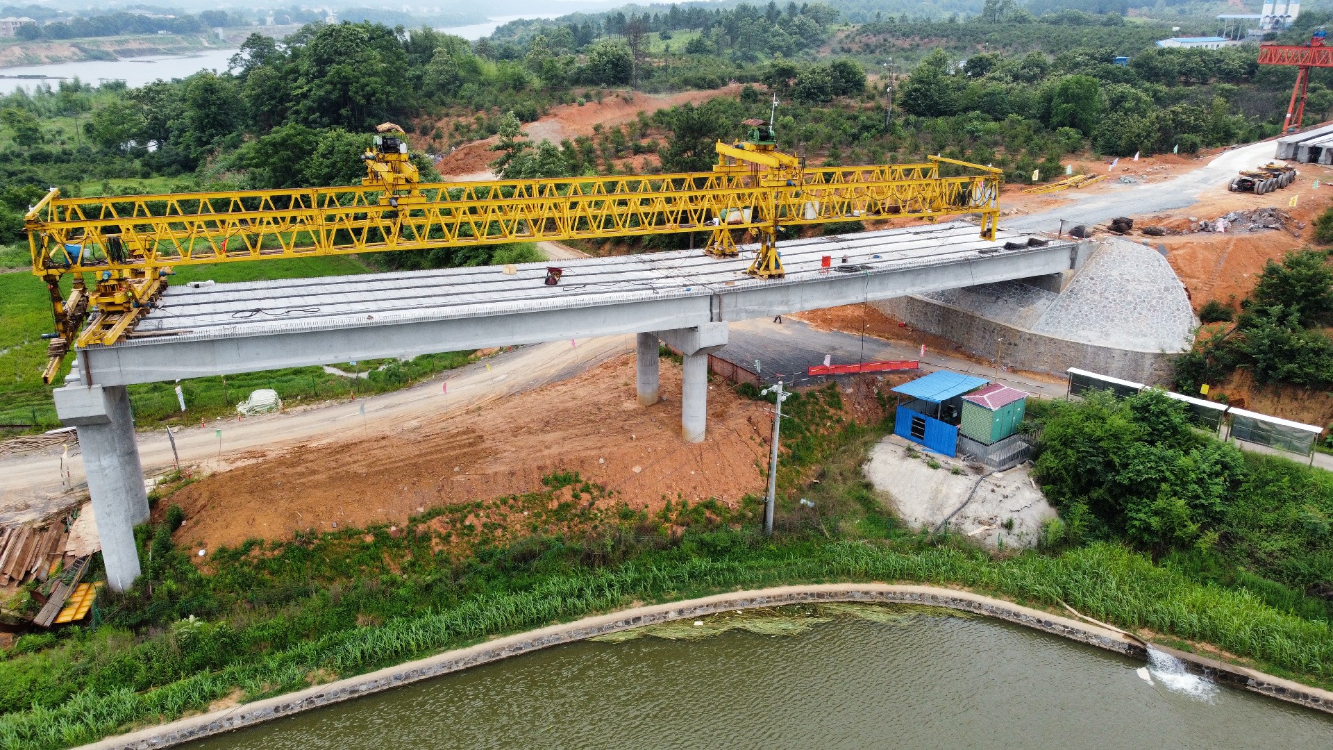 1686551566195453.jpg 首片预制T梁成功架设1.jpg